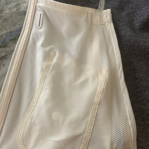 LULULEMON sx 6 cream fitted vest w/tuck away toggled closed hood w/ponytail slit - Picture 5 of 11